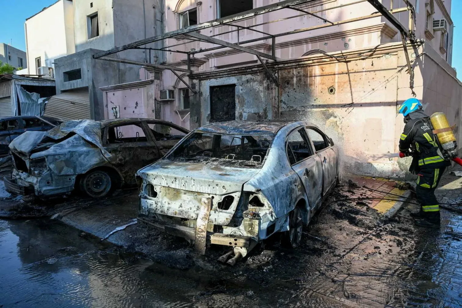 Imagini cu urmările atacului iranian în Bahrain: mașini distruse și o fetiță rănită