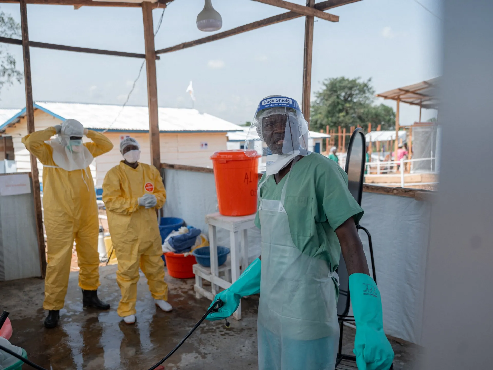 Alarmă în Republica Democrată Congo: Ebola se extinde în noi zone, inclusiv într-un lagăr de refugiați supraaglomerat