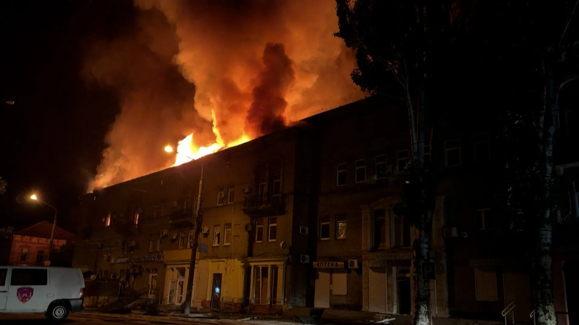 Atac cu dronă rusească asupra unui bloc de locuințe în Ucraina: șapte răniți și un incendiu devastator
