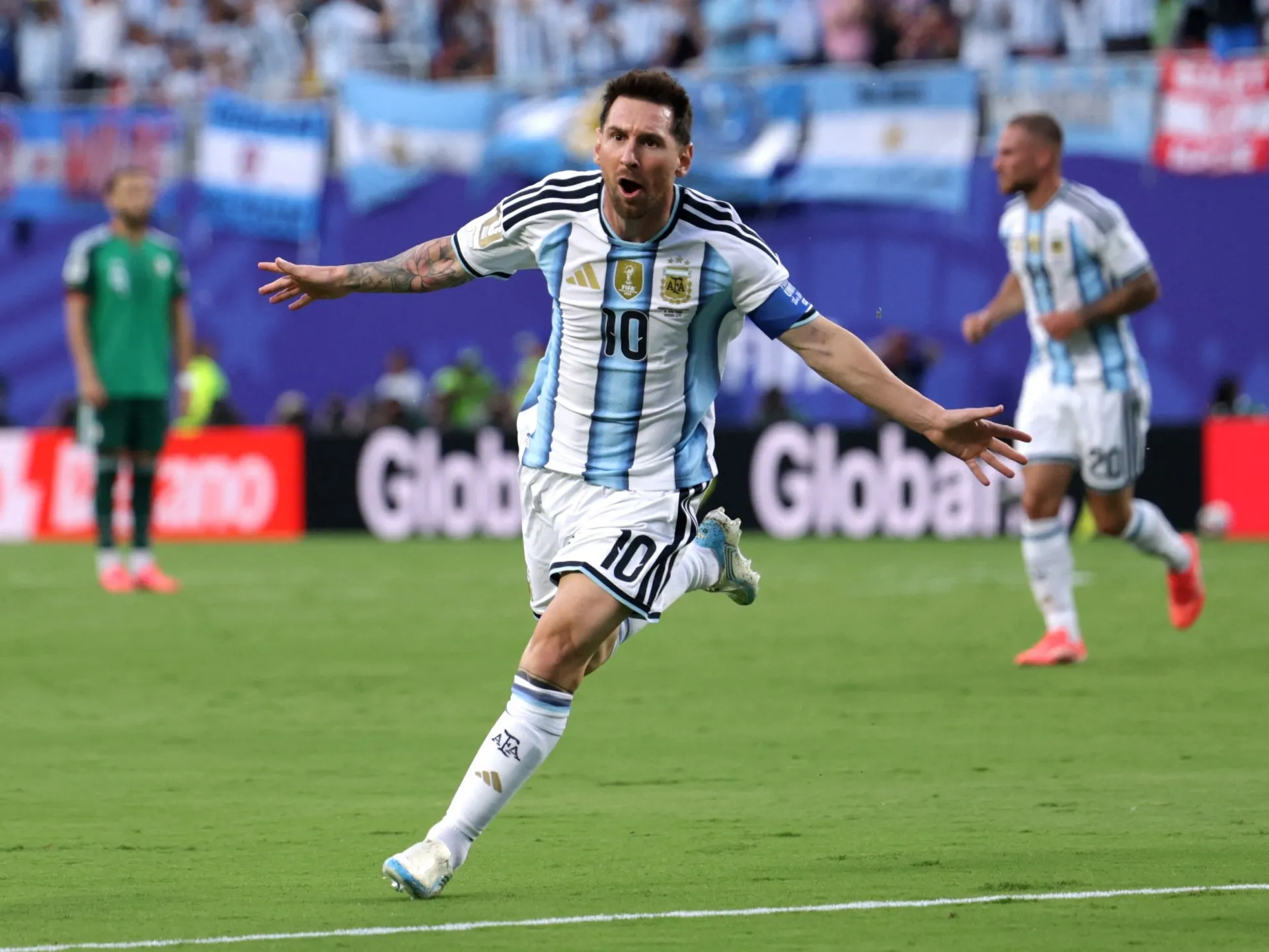 Hat-trick-ul lui Messi propulse Argentina spre victorie împotriva Algeriei la Cupa Mondială