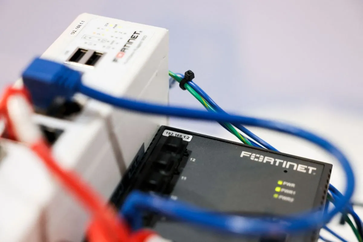 Atac cibernetic masiv: zeci de mii de firewall-uri Fortinet, sparte de hackeri. Companii uriașe, în pericol