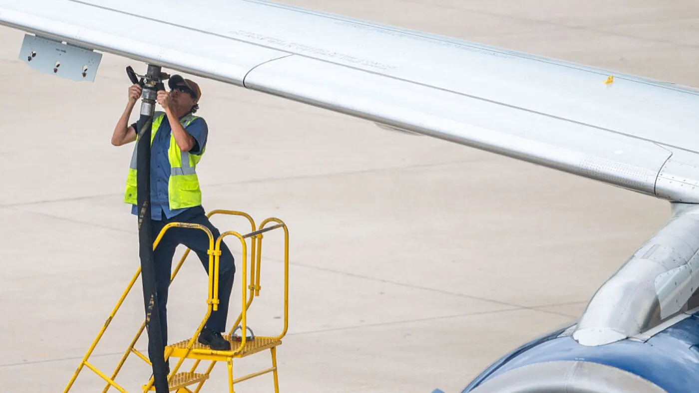 Prețul combustibilului pentru avioane scade, dar nu vă așteptați ca biletele de avion să devină mai ieftine prea curând