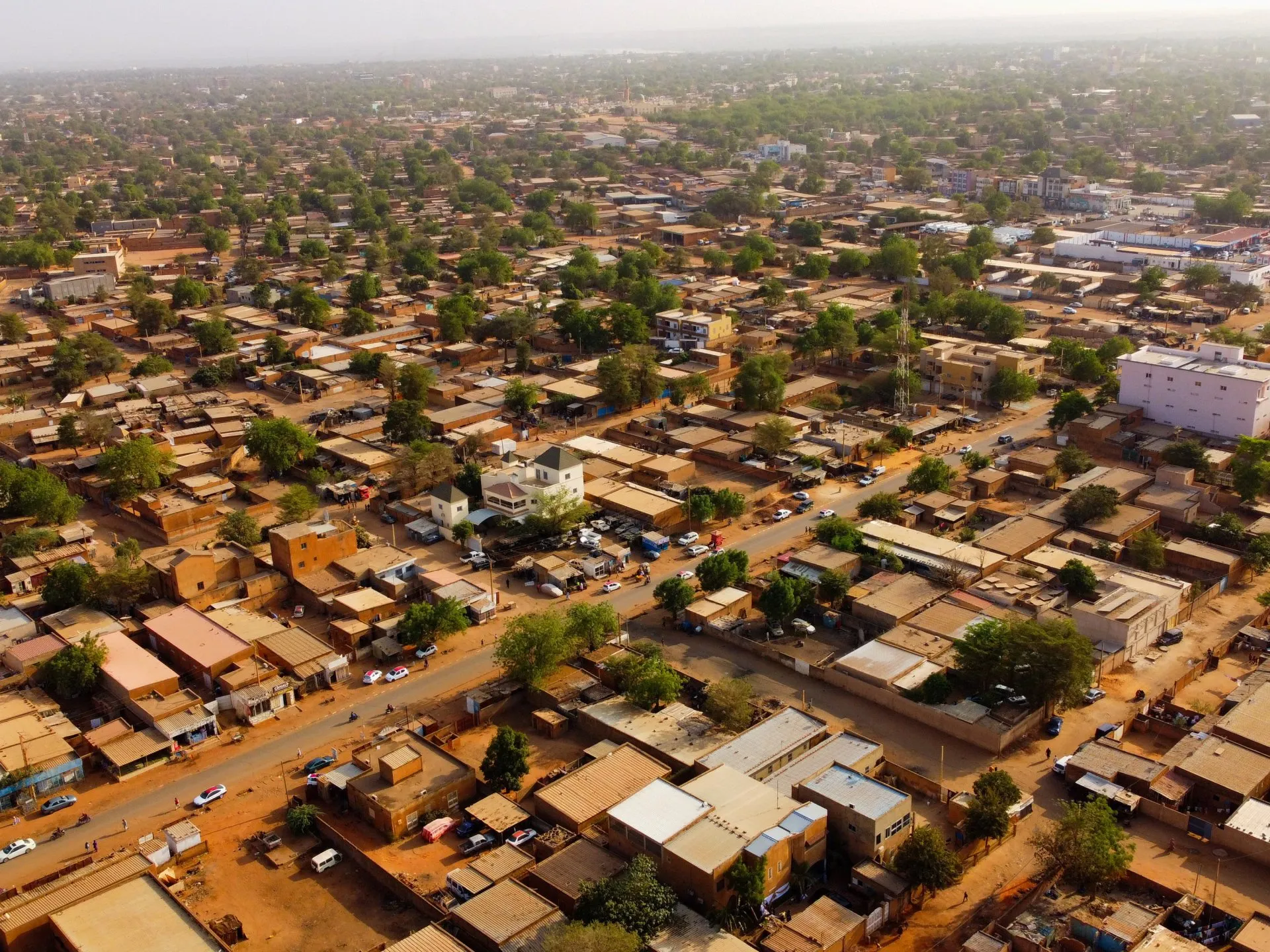 Atac sângeros asupra aeroportului din Niamey: 11 soldați și 2 civili uciși într-o operațiune a rebelilor