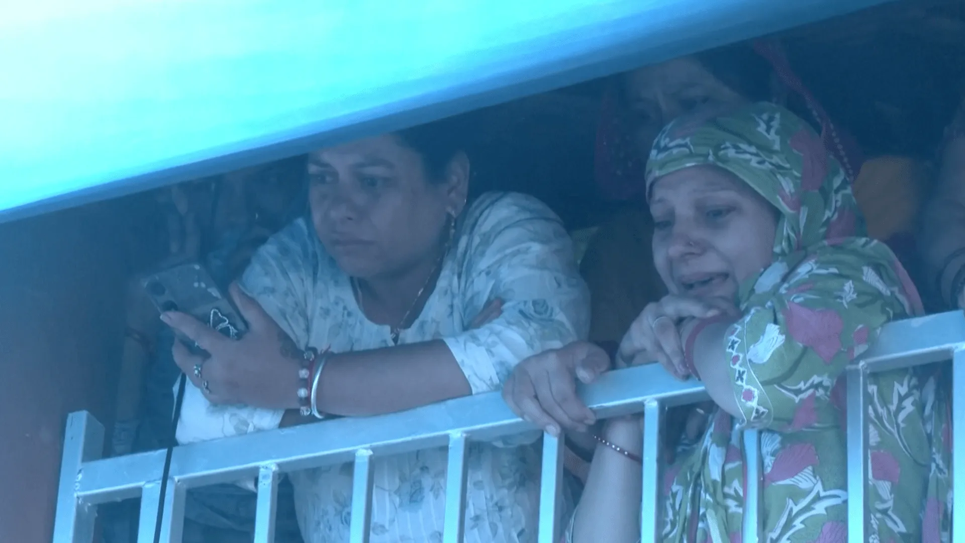 Lacrimi și durere: familiile marinarilor indieni uciși în atacul SUA își iau rămas bun