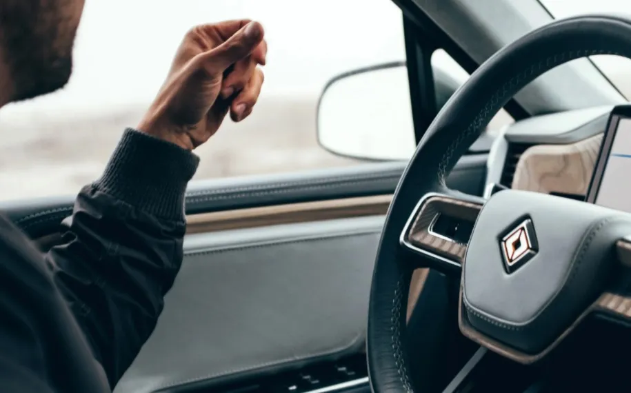 Proprietarii Rivian dau în judecată compania pentru promisiuni false privind funcțiile de condus autonom
