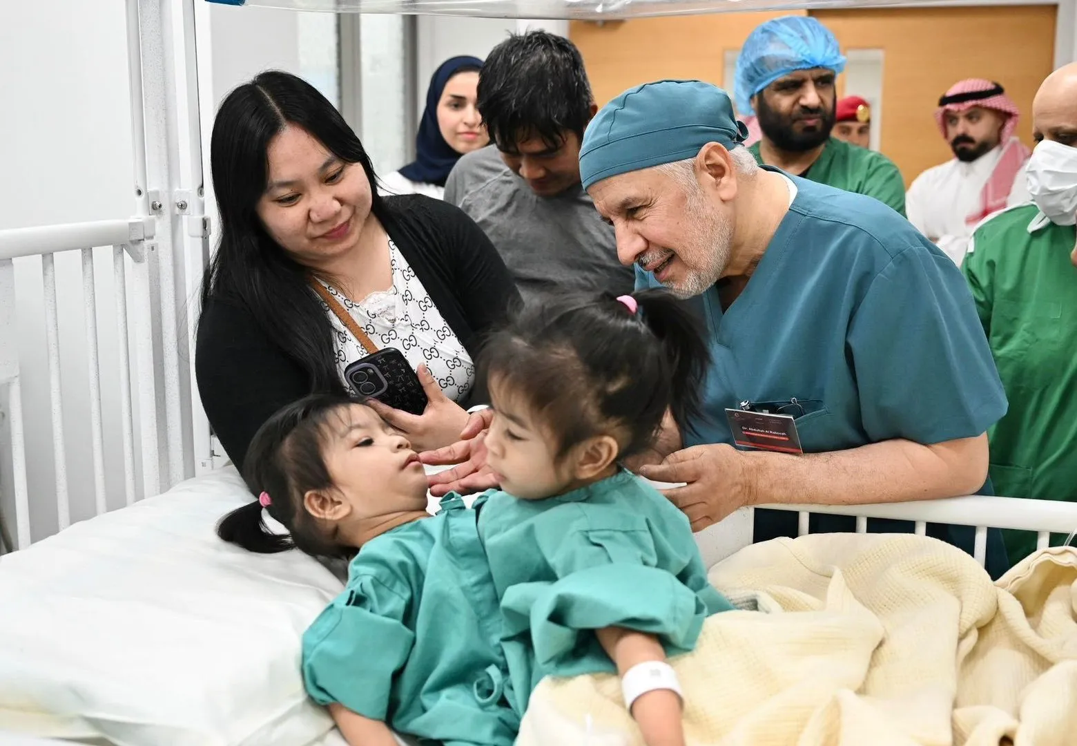 Gemenele siameze separate cu succes în urma unei operații complexe în Arabia Saudită