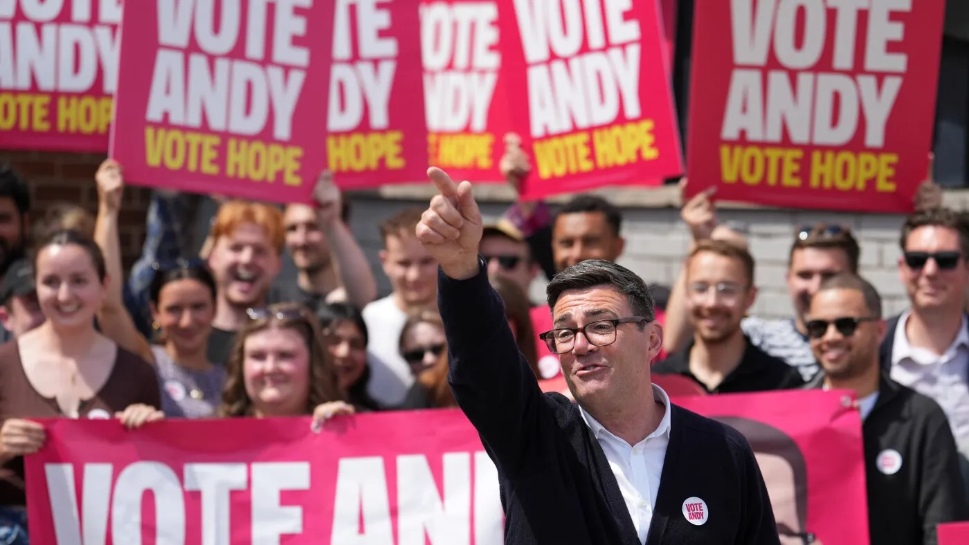 Andy Burnham câștigă alegerile speciale și se pregătește să-l înfrunte pe Starmer pentru conducerea Marii Britanii