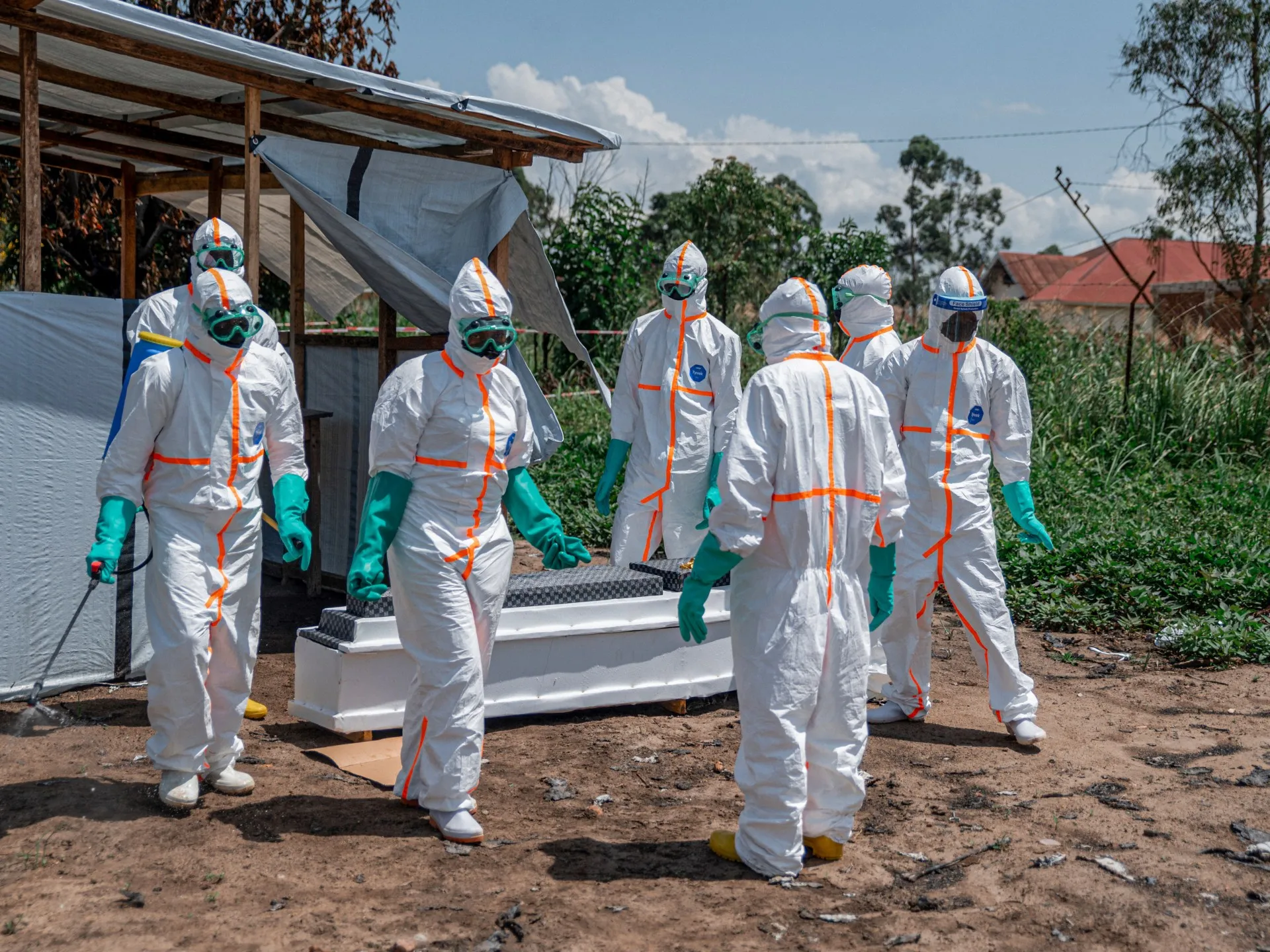 Peste 70 de medici infectați cu Ebola în timp ce epidemia din RDC se extinde „rapid”