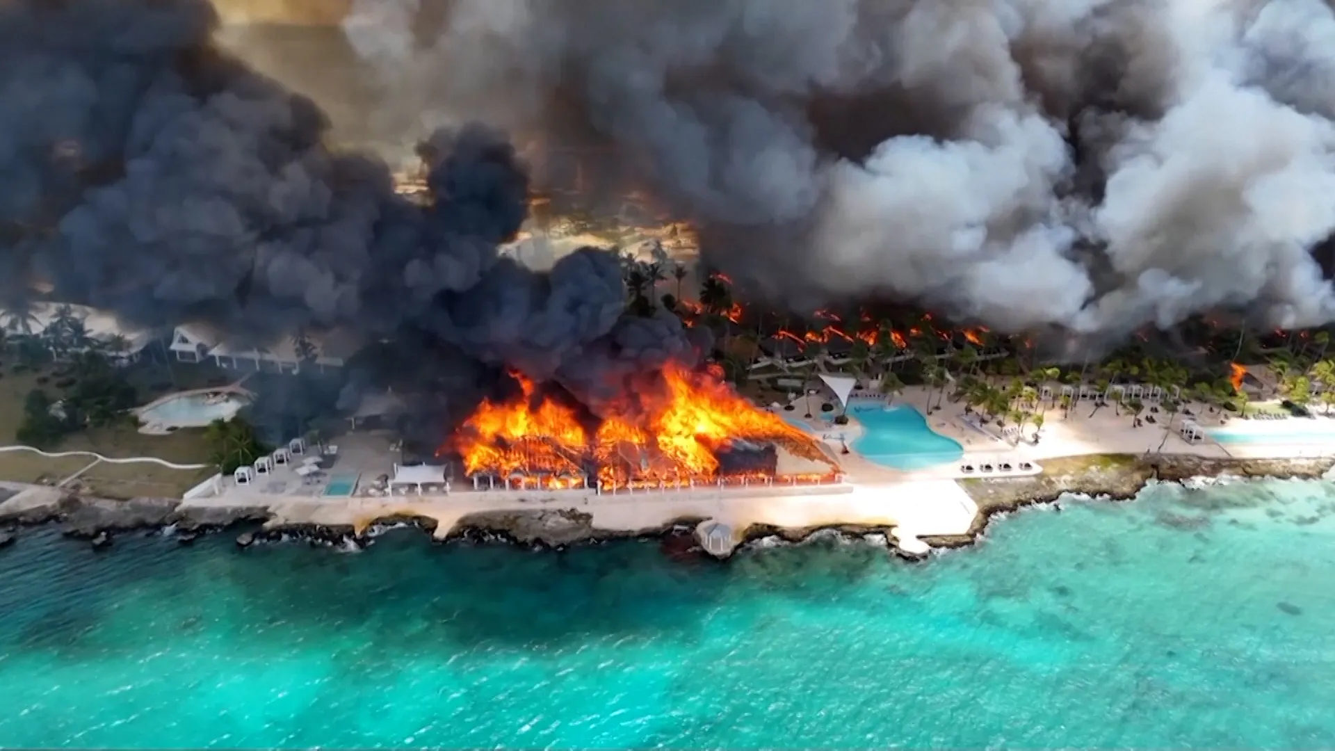 Infern devastator într-o stațiune de lux din Republica Dominicană: un turist mort, aproape 1.700 evacuați