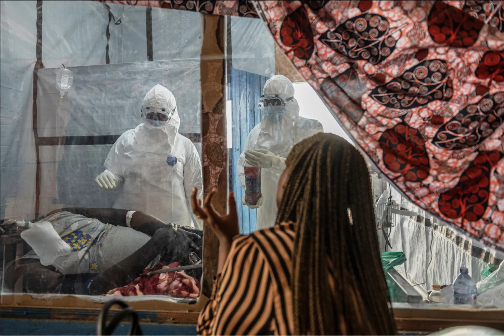Familii au năvălit într-un centru de tratament Ebola din Republica Democratică Congo: pacienți scoși cu forța și riscuri de răspândire