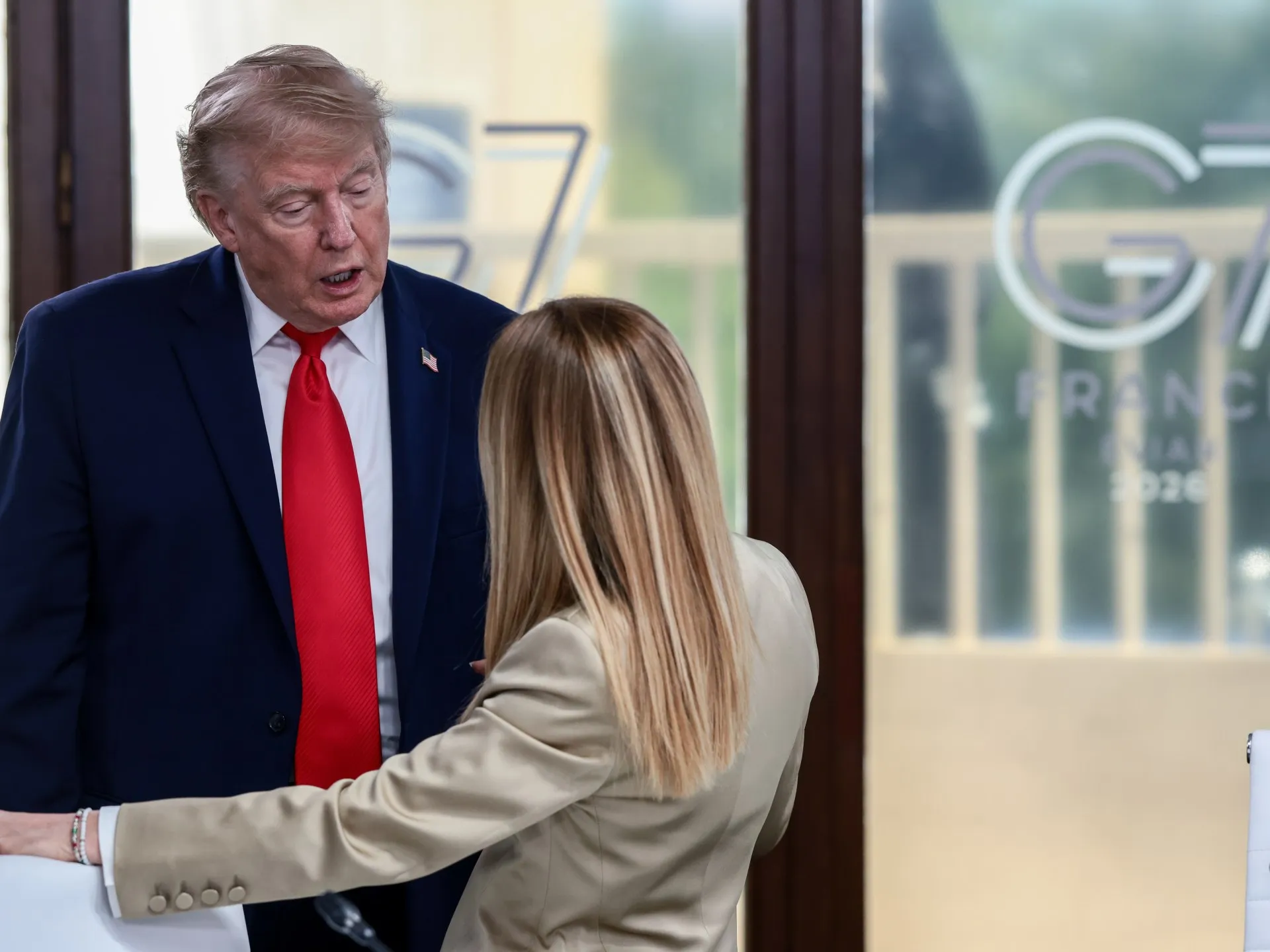 Trump o acuză pe Meloni că a cerut poze cu el pentru a-și crește popularitatea: tensiunile escaladează între SUA și Italia