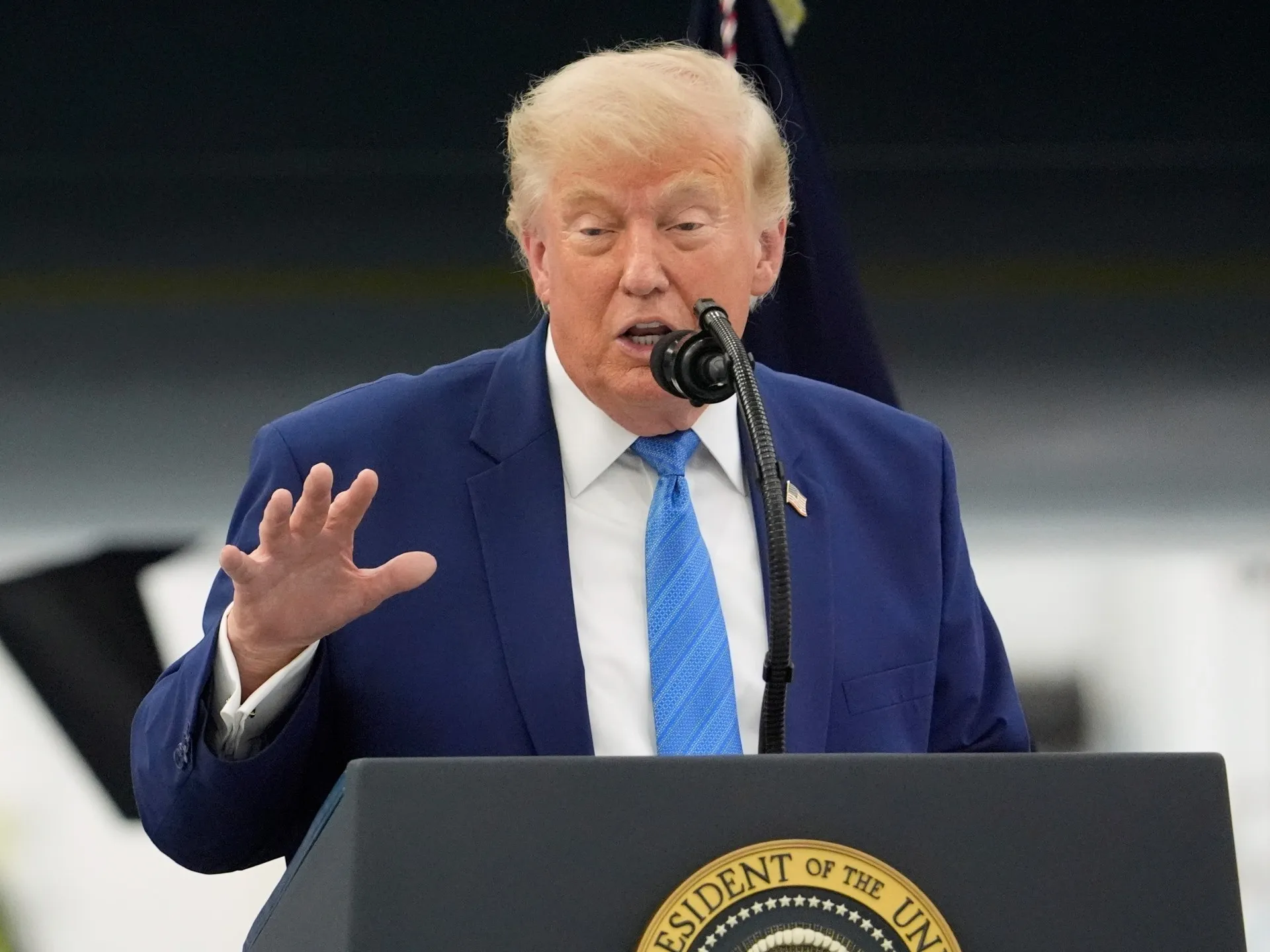Trump promite că Iranul nu va impune taxe în Strâmtoarea Hormuz, dar sugerează că SUA ar putea