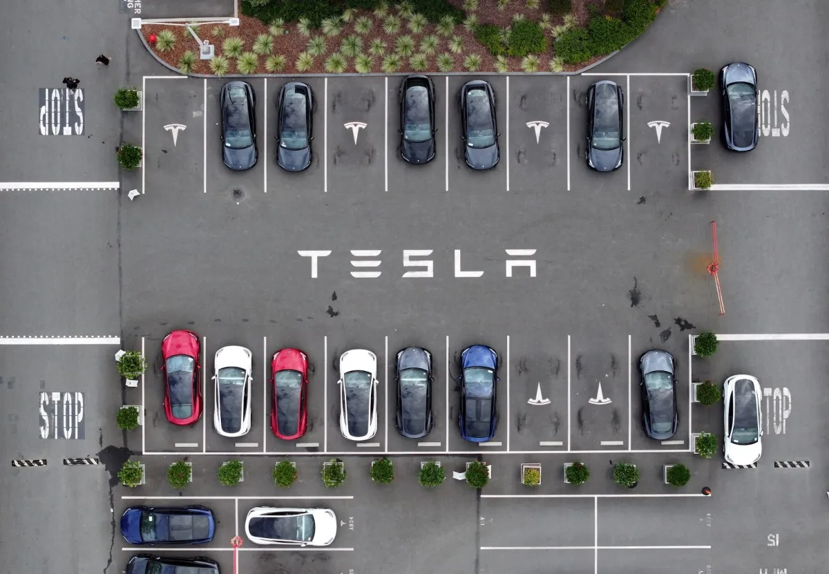 Tesla încheie un proces legat de un accident fatal cu sistemul Full Self-Driving, în timp ce anchetele federale continuă