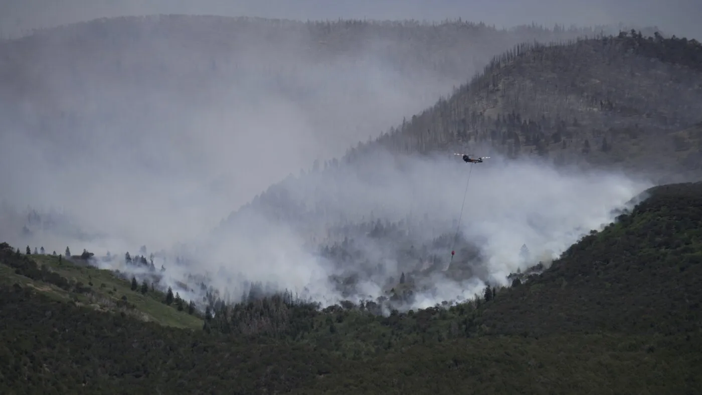 Trei pompieri uciși la granița dintre Colorado și Utah, pe măsură ce incendiile de vegetație se intensifică