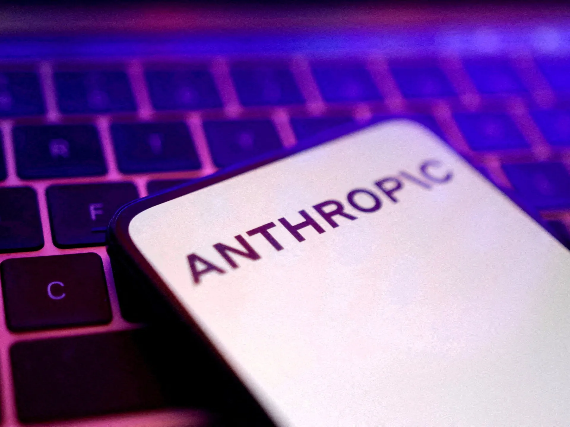 SUA ridică restricțiile asupra modelelor AI puternice Fable și Mythos de la Anthropic