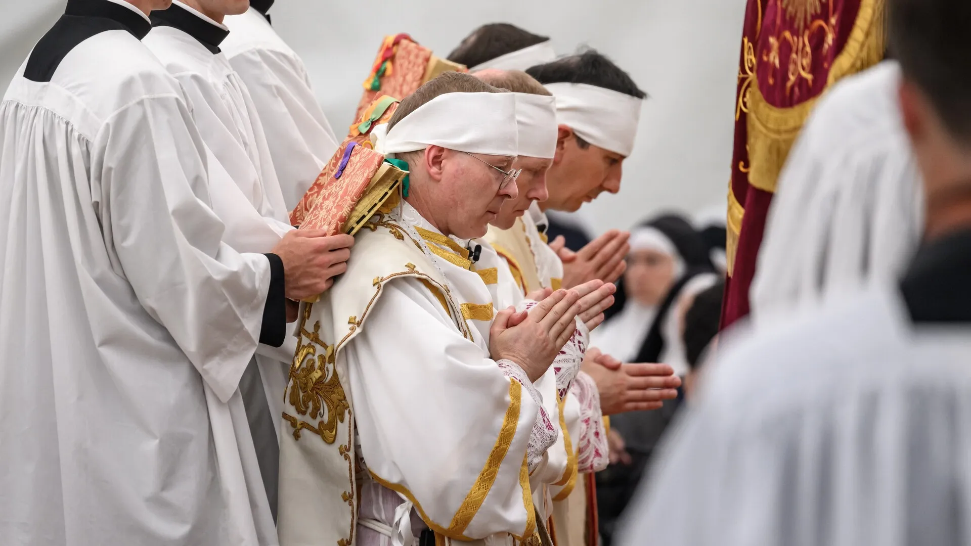 Cine sunt episcopii rebeli care sfidează Papa Leon al XIV-lea?