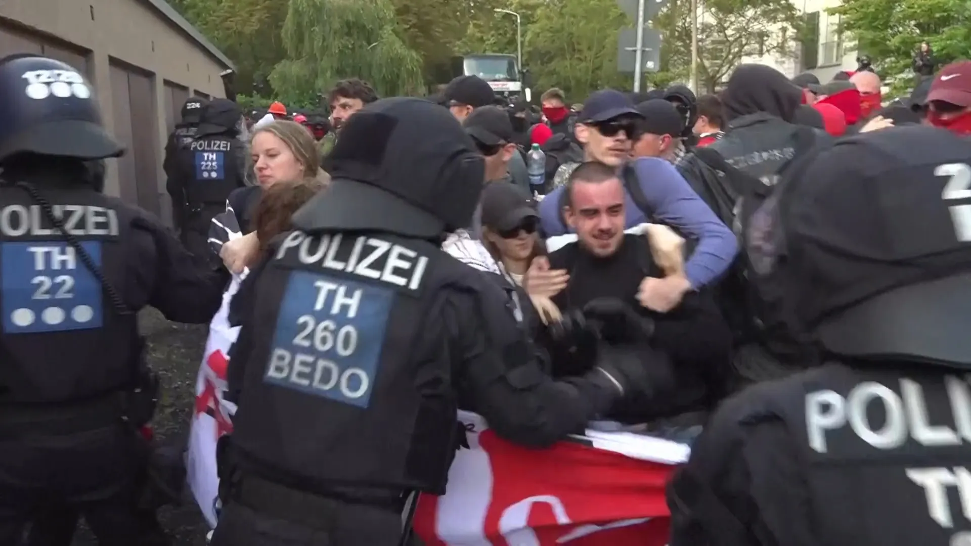Ciocniri între poliție și protestatari în afara congresului AfD