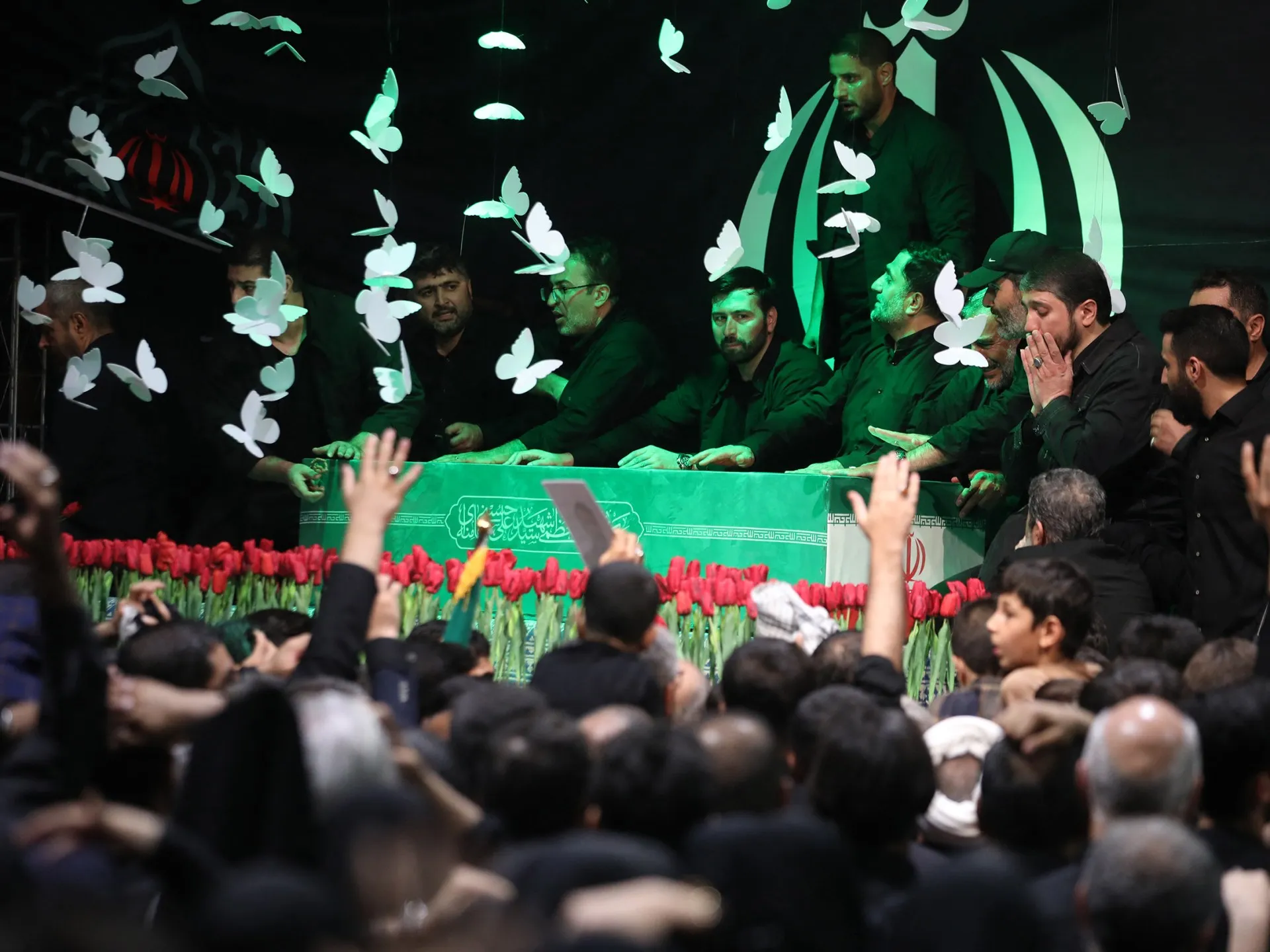 Ce mesaj religios și politic transmite înmormântarea lui Khamenei?
