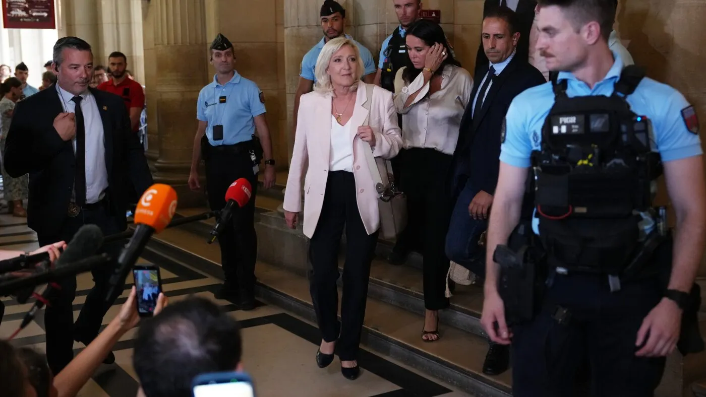 Marine Le Pen anunță că va candida la președinția Franței, în ciuda deciziei judecătorești de a purta un brățară electronică