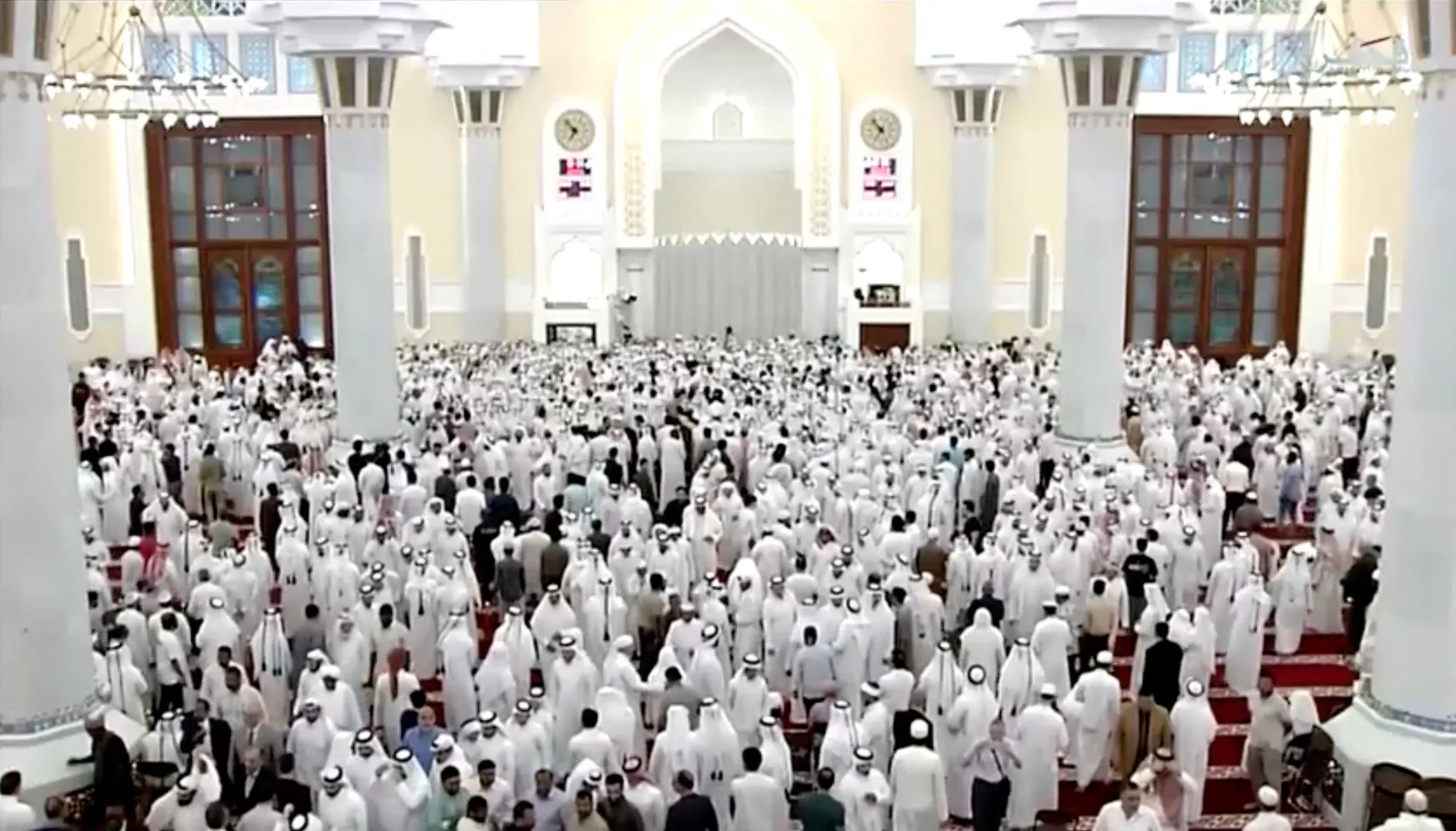 Mii de oameni s-au adunat să-și ia rămas bun de la Emirul Părinte al Qatarului, Șeicul Hamad bin Khalifa Al Thani