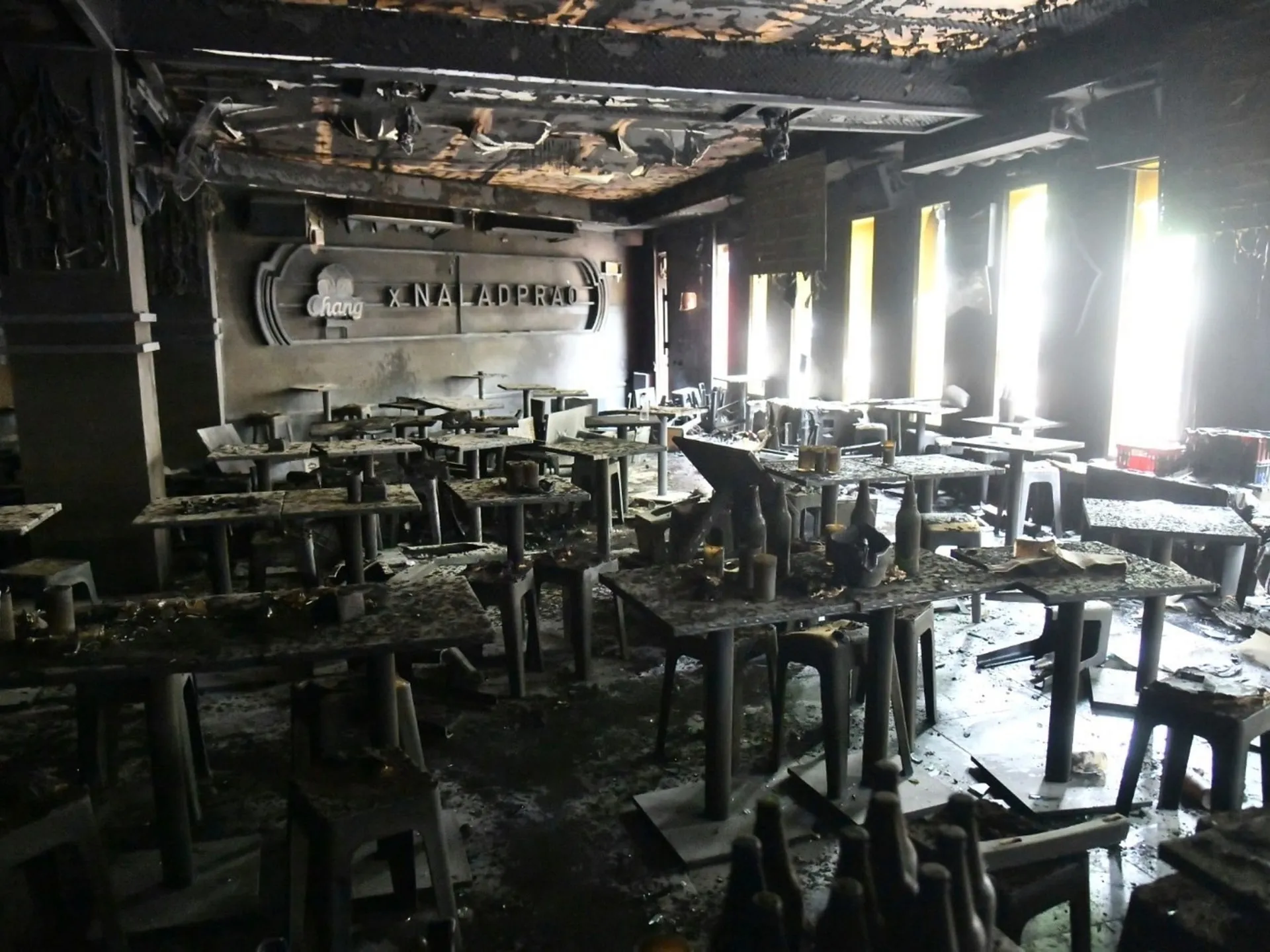Ieșiri blocate, decorațiuni inflamabile: în interiorul incendiului mortal dintr-un pub din Bangkok
