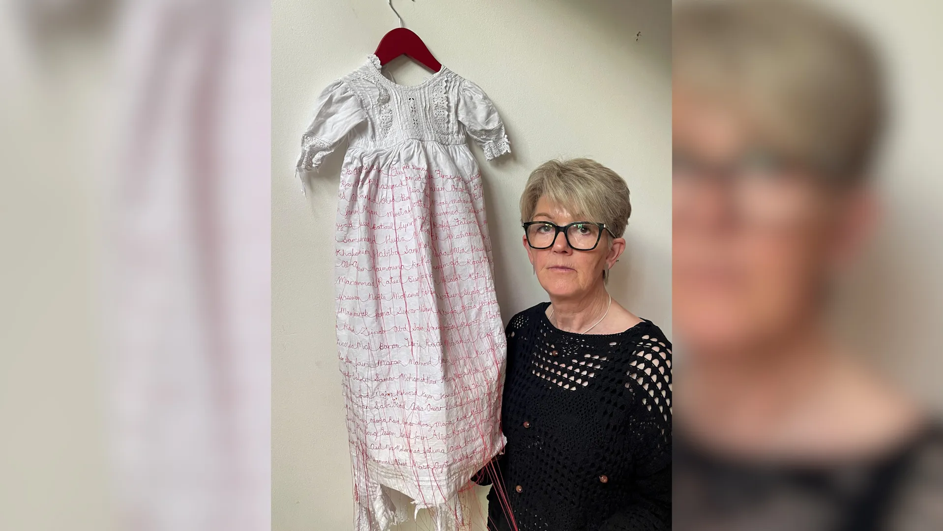 O artistă a cusut numele copiilor din Gaza uciși de Israel într-o rochie de botez transformată în memorial