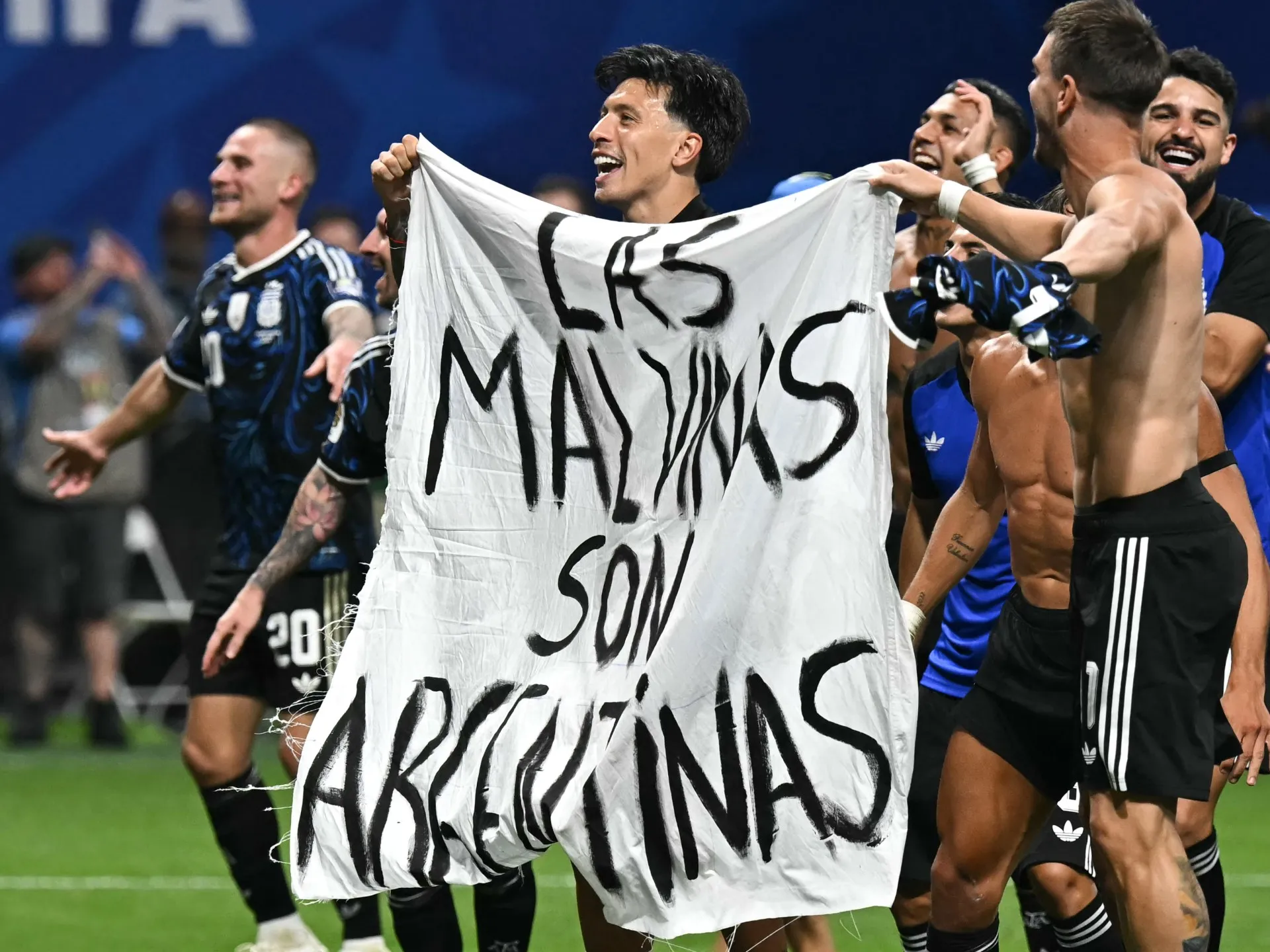 Marea Britanie cere FIFA să investigheze Argentina pentru bannerul cu Insulele Falkland