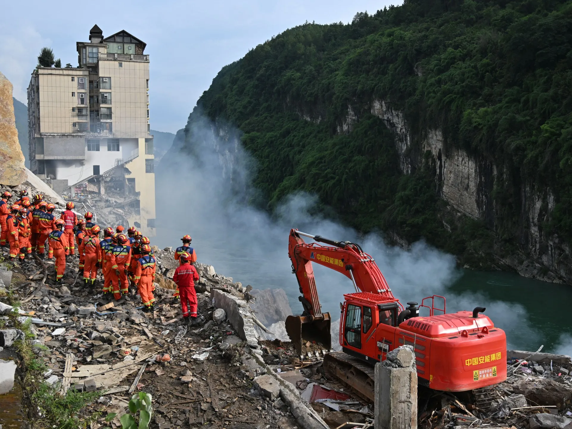Opt morți și cel puțin 34 de dispăruți după o alunecare de teren devastatoare în Chongqing, China
