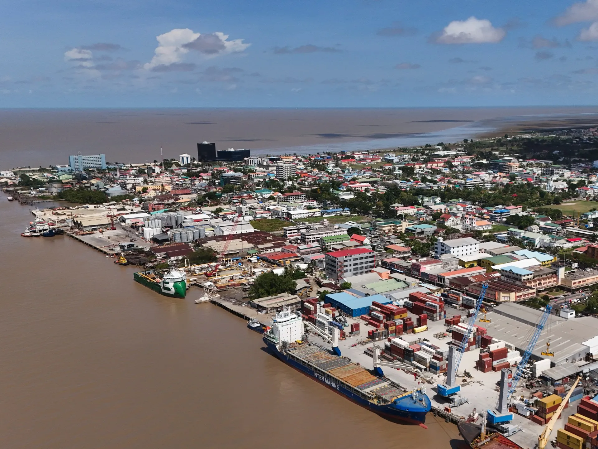 Feribot cu 116 persoane la bord răsturnat în Guyana; peste 50 de supraviețuitori salvați
