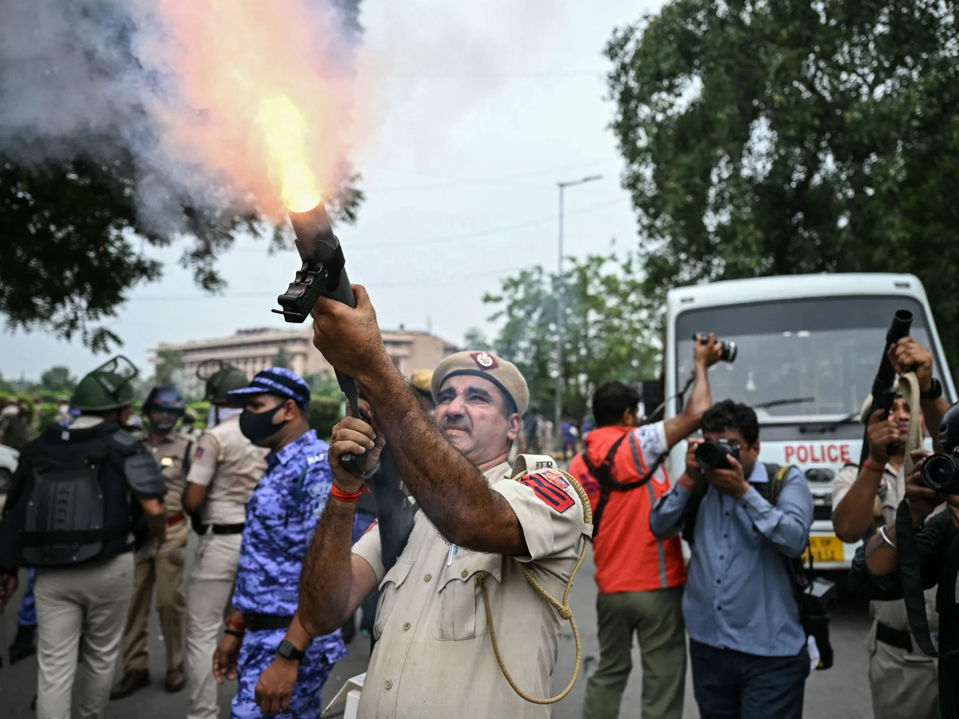 Protest masiv în India: Poliția atacă activiștii „Gândacilor” în marșul spre parlament