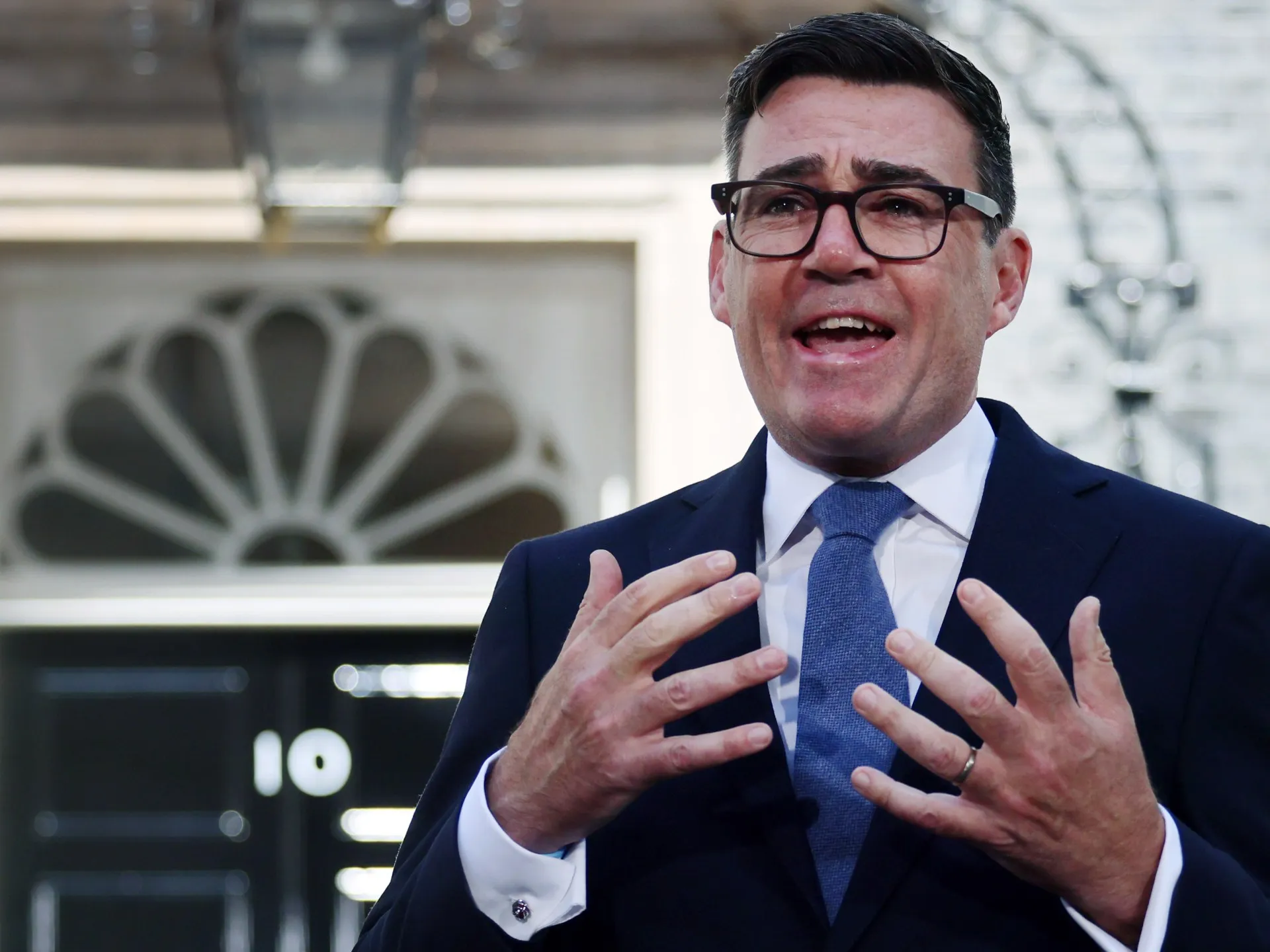 Andy Burnham reduce taxele pe facturile de electricitate și anunță noul cabinet britanic