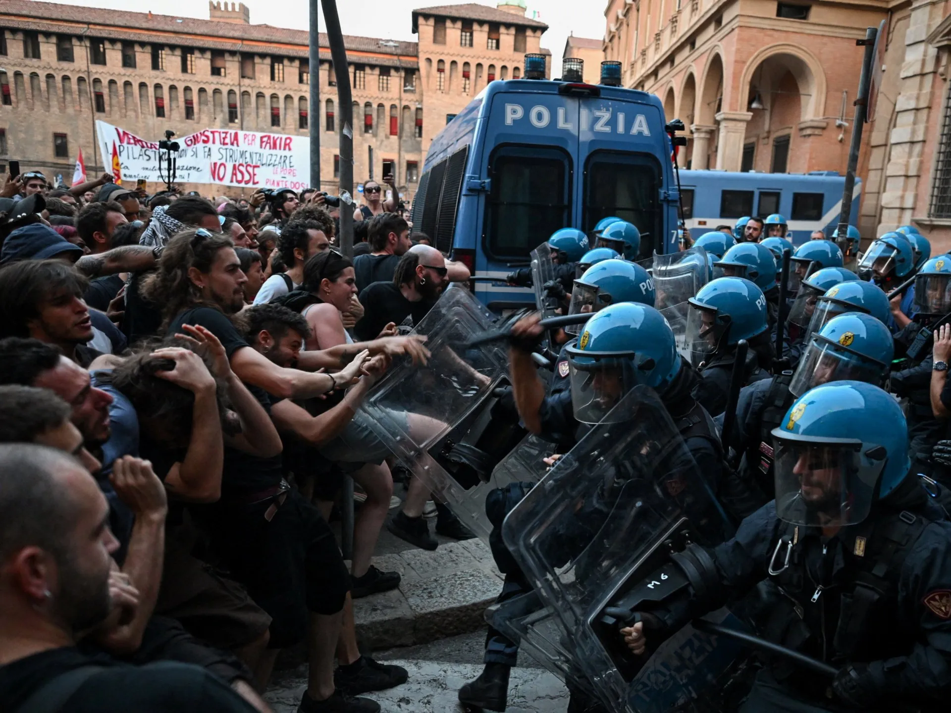 Italia: Meloni condamnă protestatarii după ciocnirile violente de la Bologna