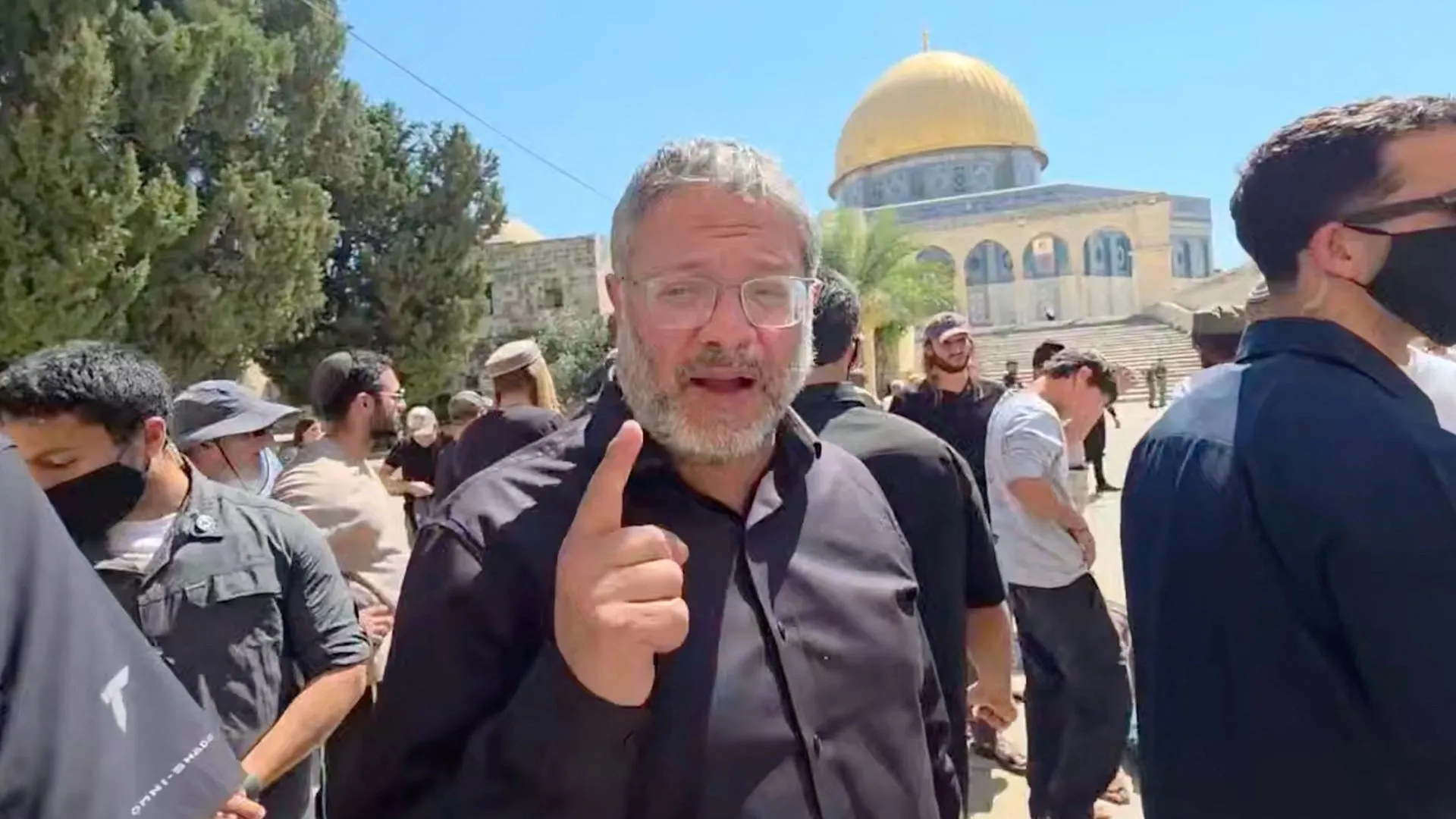 Grupuri israeliene de extremă dreapta invadează Al-Aqsa în timp ce palestinienii sunt împiedicați să se roage