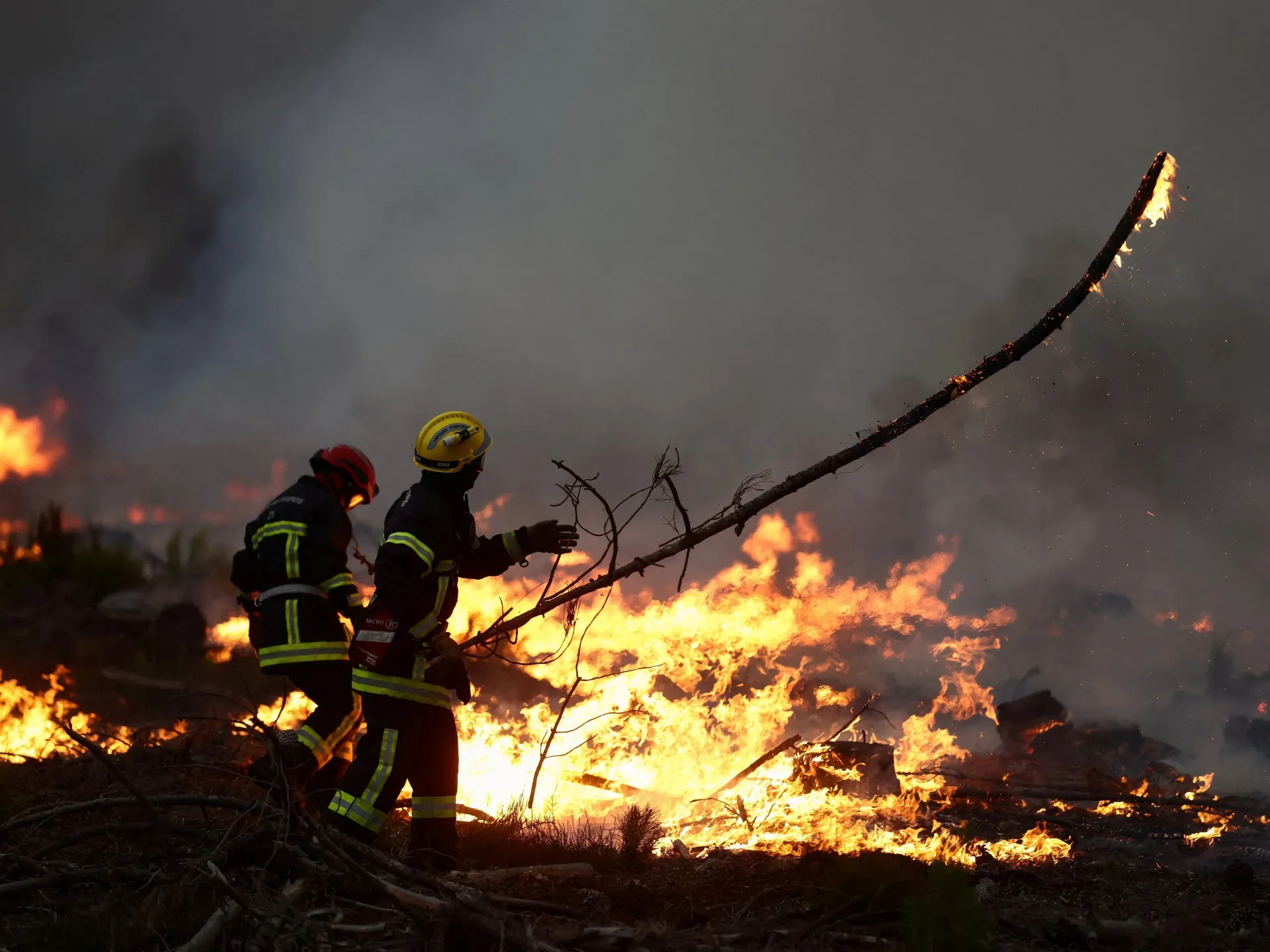 Peste 360.000 de oameni evacuați în timp ce incendiile de vegetație fac ravagii în Franța și Spania