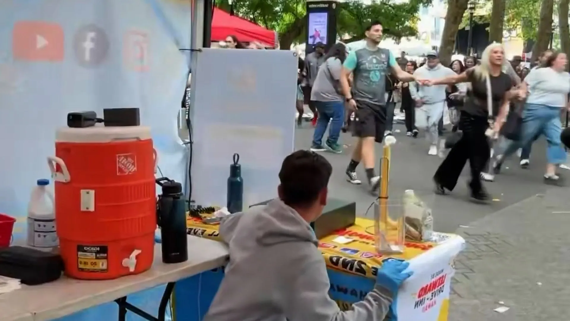 Haosul surprins în direct: un vânzător filmează momentul în care focuri de armă răsună la Seattle Center