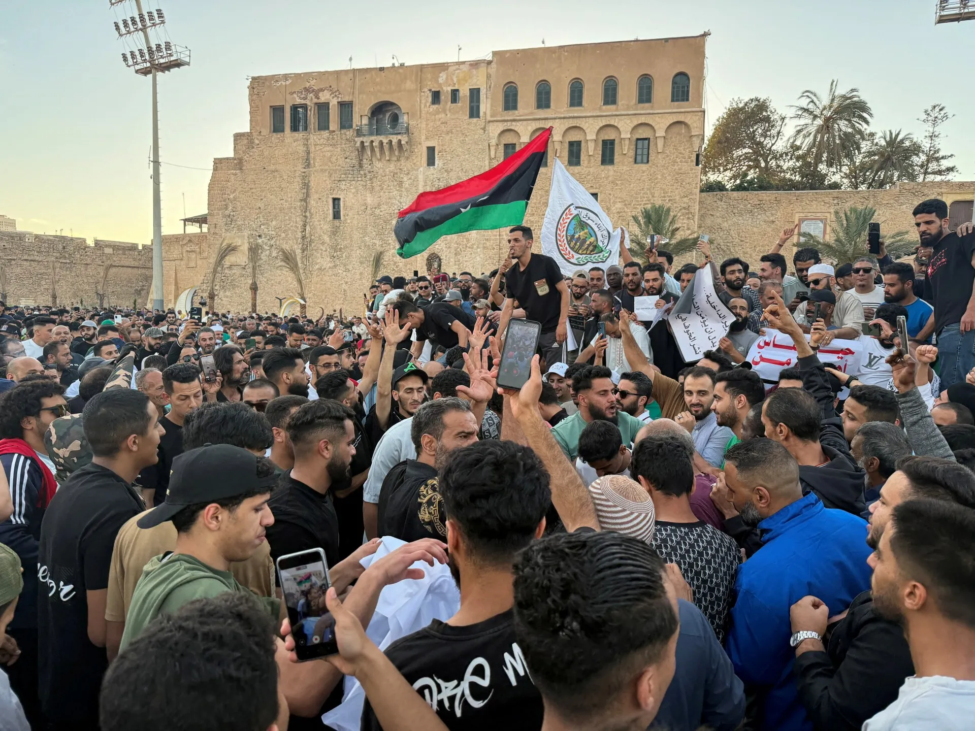 Proteste violente în Tripoli: furia populației față de penele de curent aduce orașul în pragul paraliziei