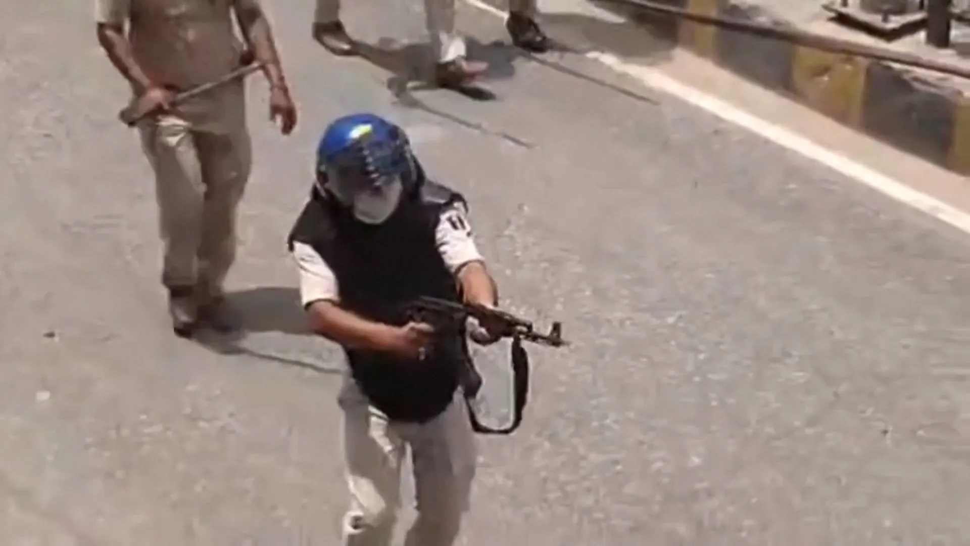 India suspendă un polițist pentru că a tras cu AK-47 asupra studenților protestatari