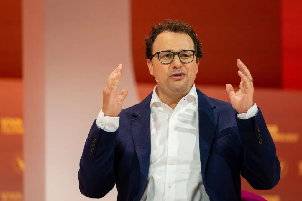 Dario Amodei de la Anthropic clarifică: nu se opune modelelor open-weight, dar îi este teamă de inteligența artificială chineză