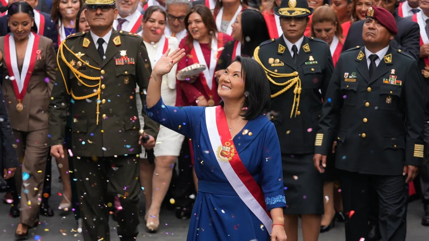 Keiko Fujimori a fost învestită în funcția de președinte al Perului, după o victorie electorală la limită