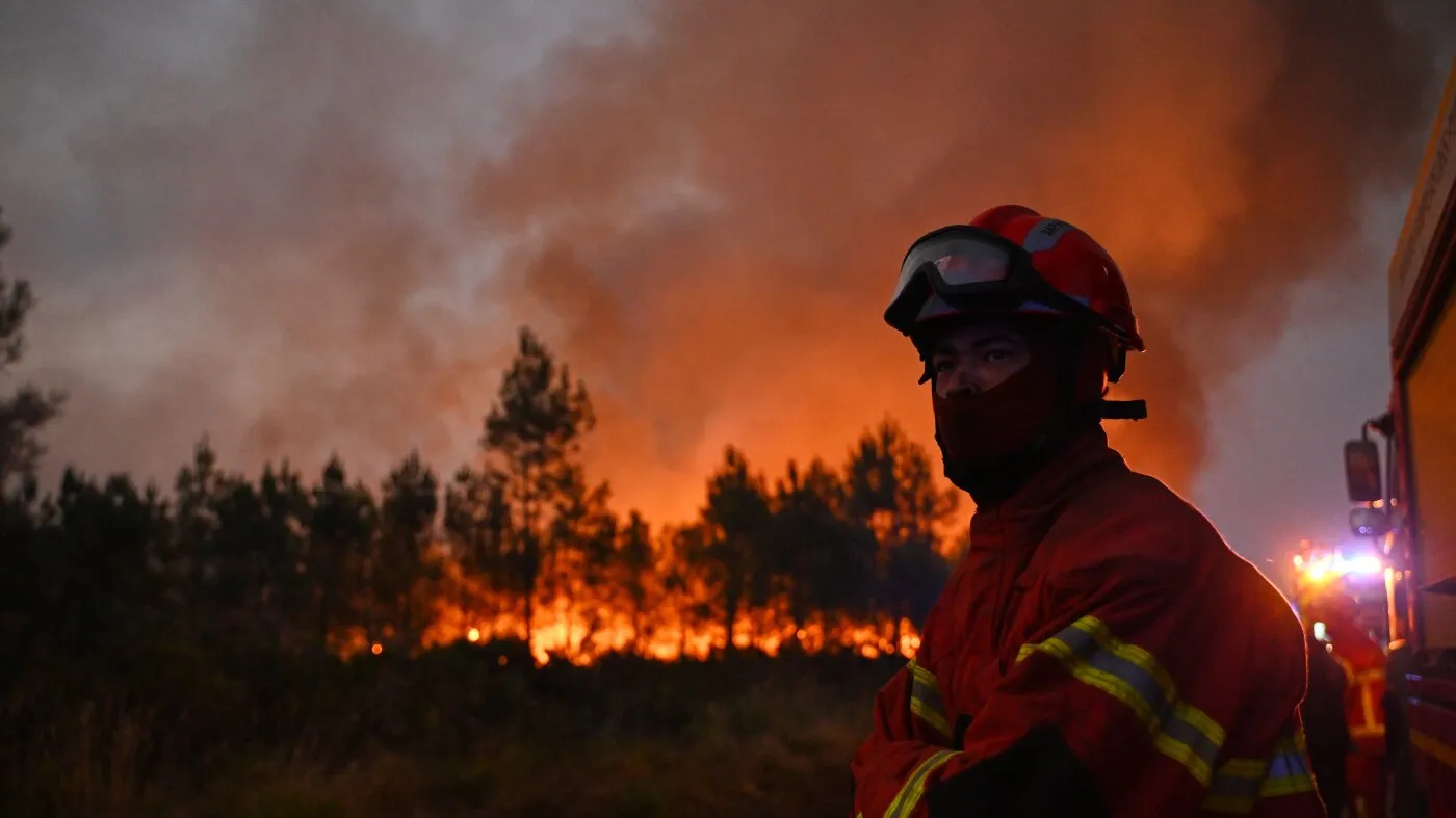 Franța evacuează mii de oameni pe fondul incendiilor care au strămutat o treime de milion în sud-vestul Europei