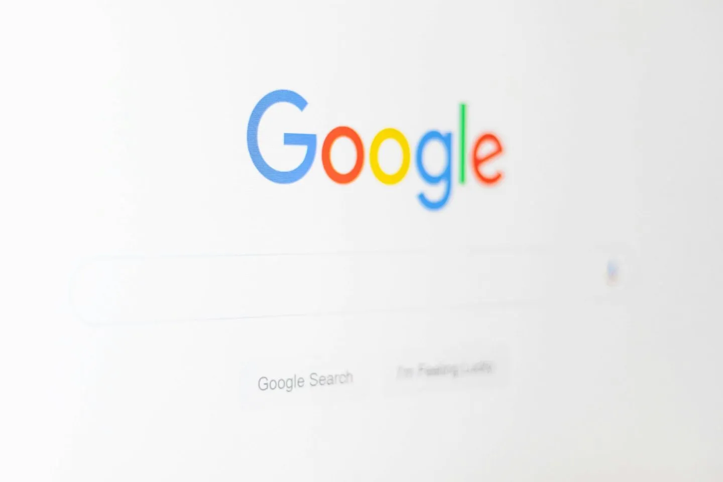 Rezumatul AI al Google devine tot mai prezent în căutări: 43% din interogările din SUA includ acum răspunsuri generate