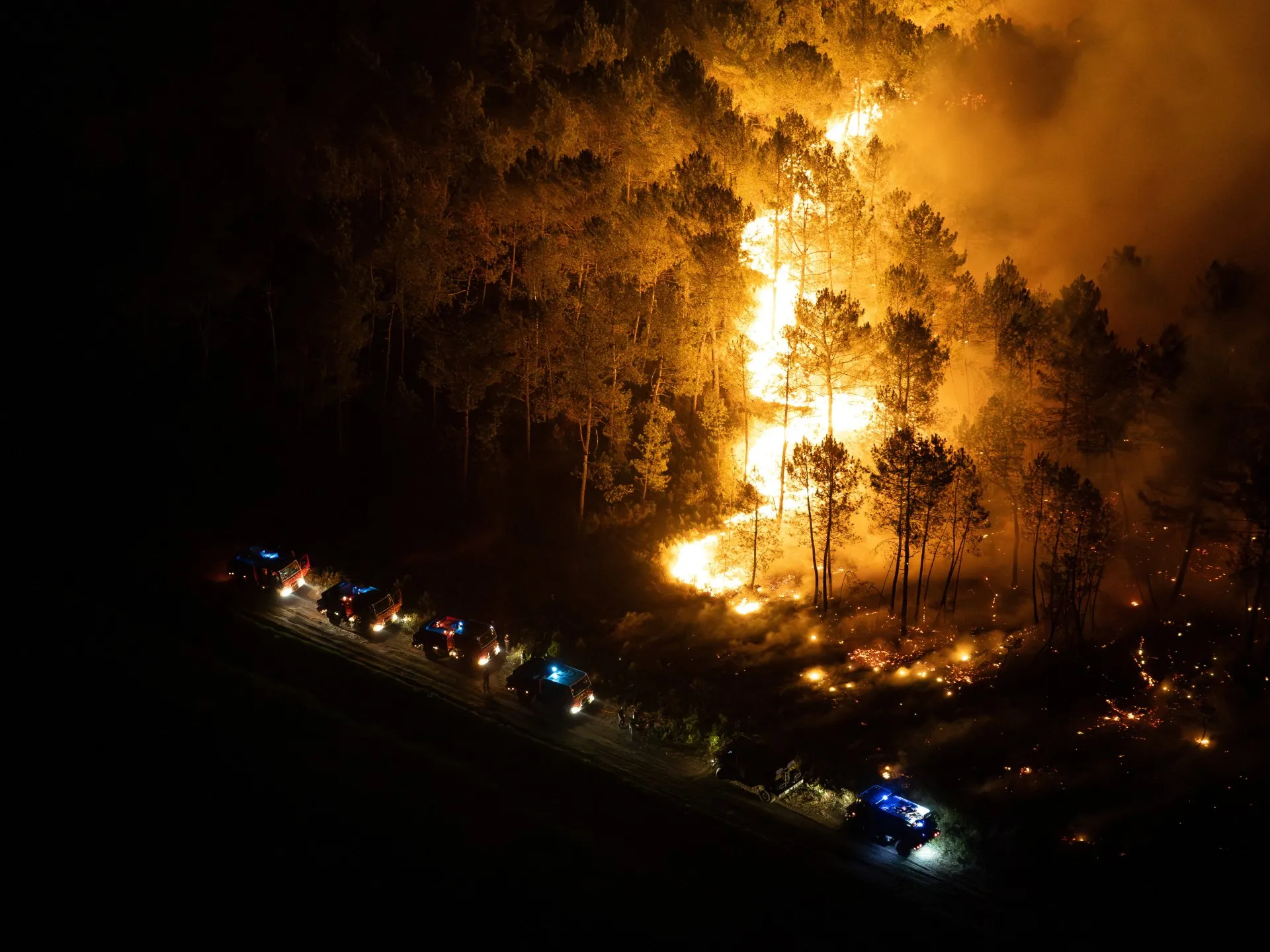 Șeful UE pentru situații de urgență cere măsuri climatice mai dure în timp ce incendiile de pădure fac ravagii în Franța și Spania