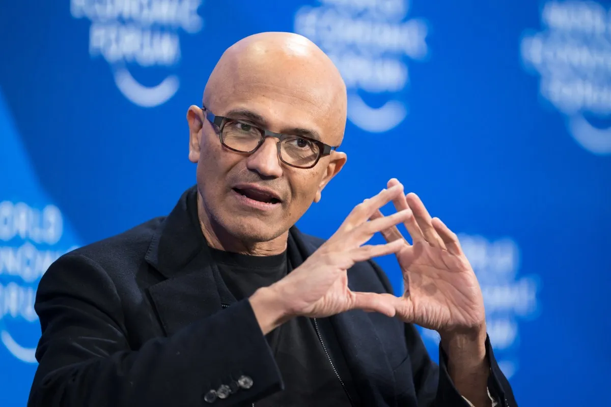 Microsoft intră în competiție directă cu OpenAI și Anthropic: Războiul modelelor AI se intensifică