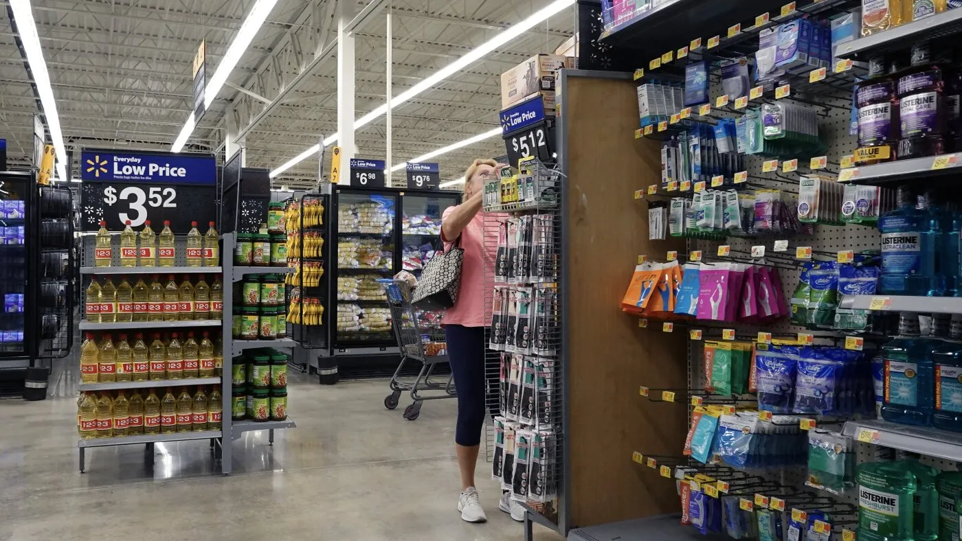 Economia americană a încetinit ușor, dar americanii au continuat să cheltuie
