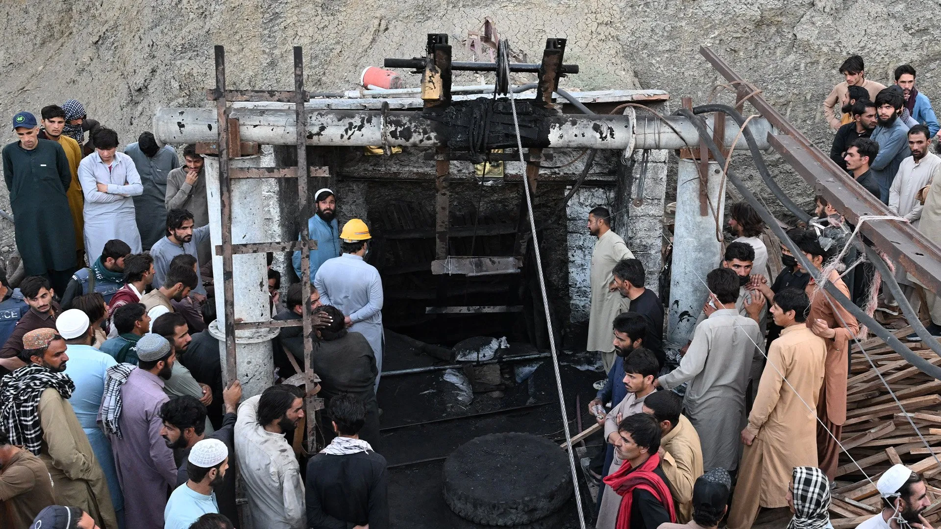 „Au fost prinși în capcană”: Cursa contracronometru pentru salvarea minerilor după o explozie mortală în Pakistan