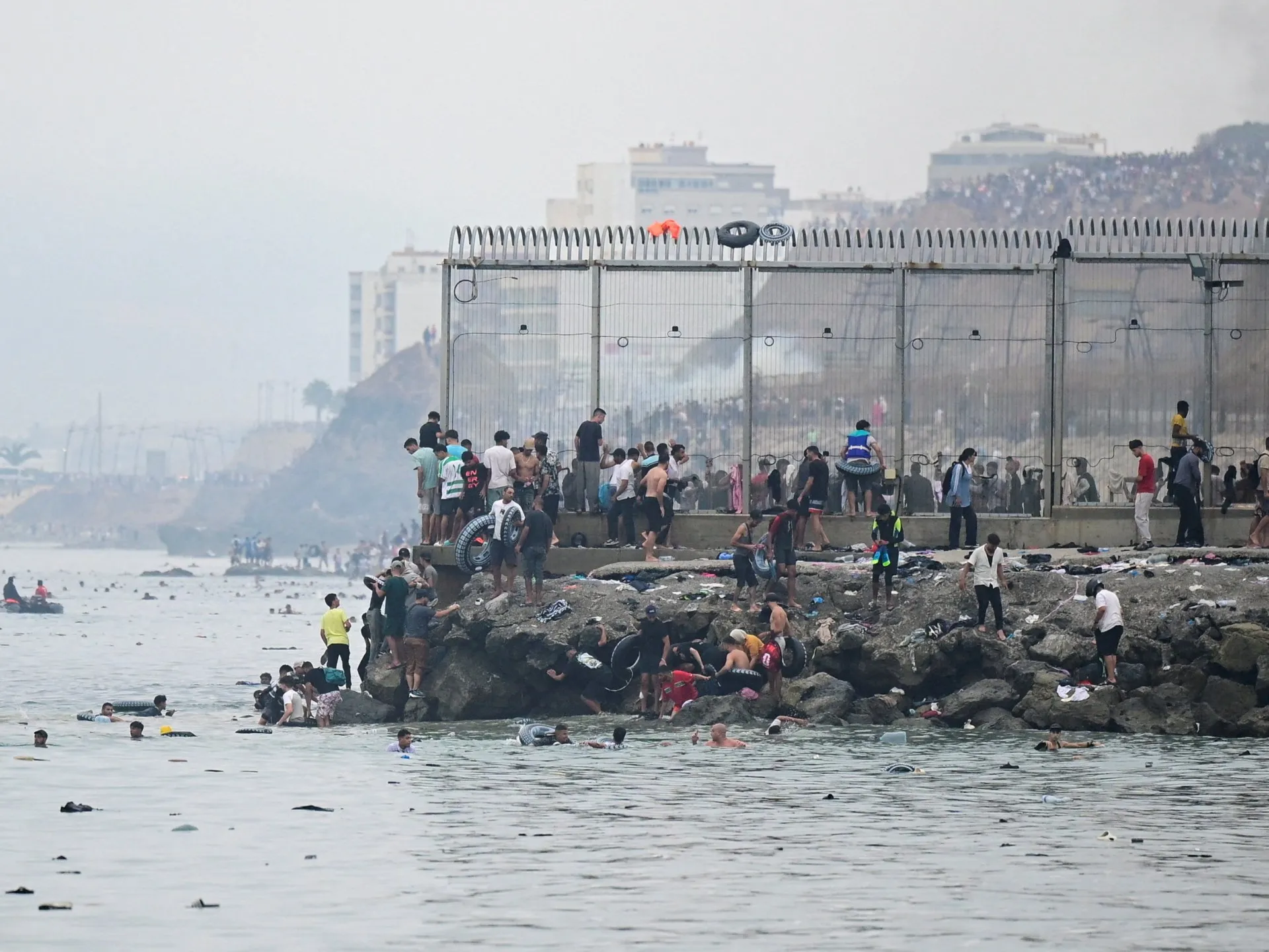 Premierul Spaniei va vizita Ceuta după ce 19 migranți au murit încercând să treacă granița din Maroc