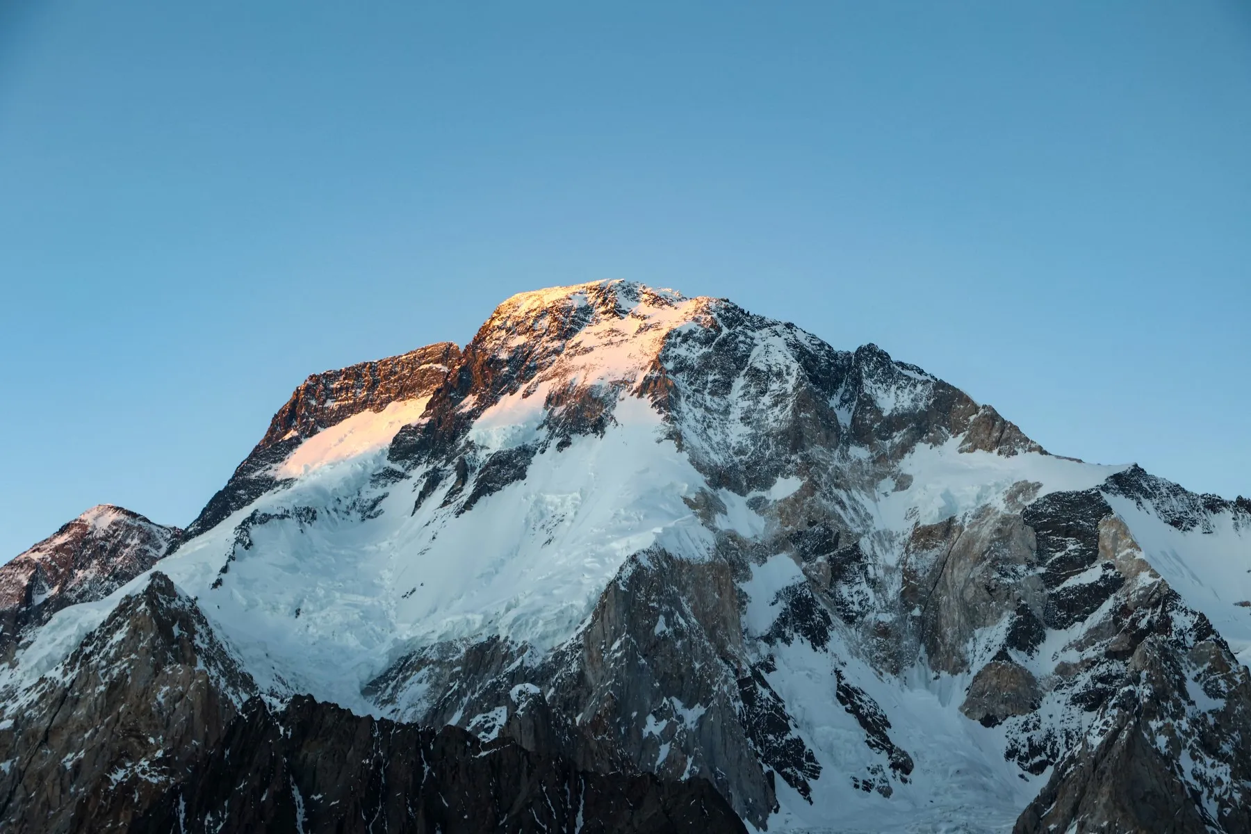 Legenda din Oman și începătoarea americană: Pakistanul recuperează trupurile de pe Broad Peak