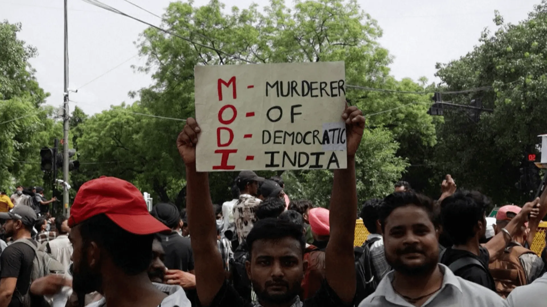 India reprimă protestatarii acuzați că l-au „insultat” pe Modi