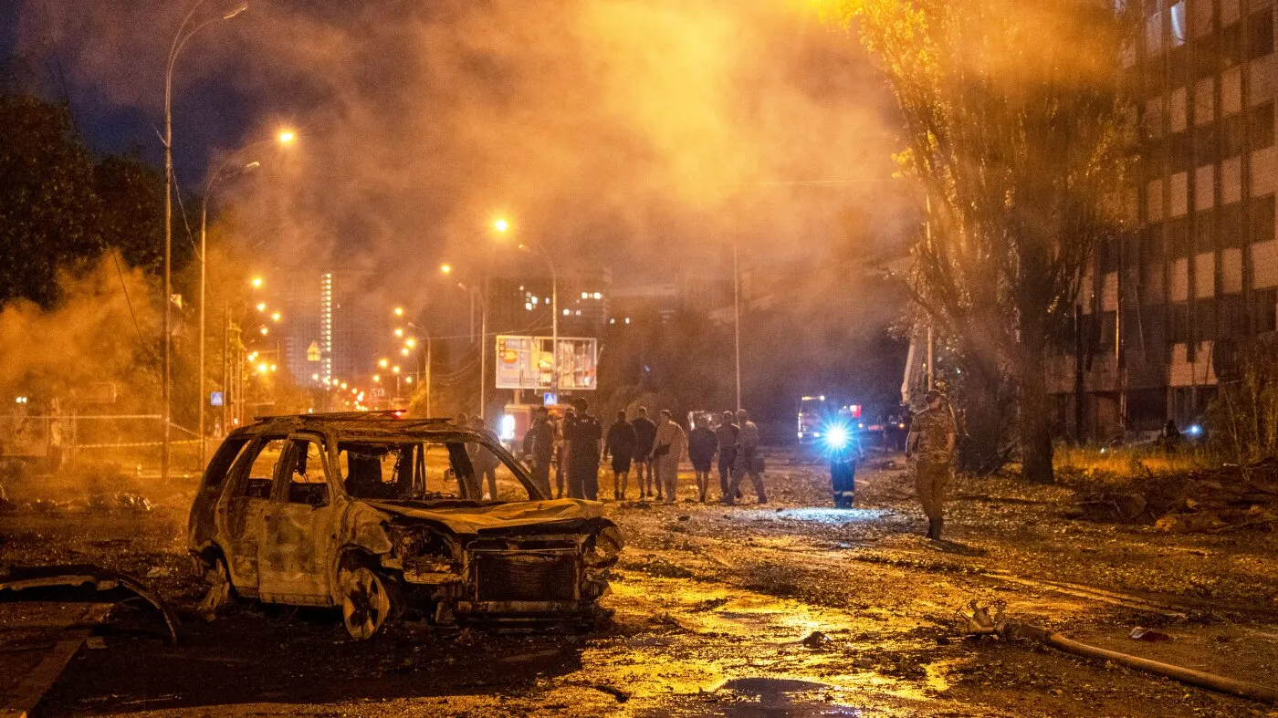 Barajul rusesc peste noapte ucide nouă persoane la Kiev, în timp ce lupta pentru apărarea antiaeriană cu SUA continuă