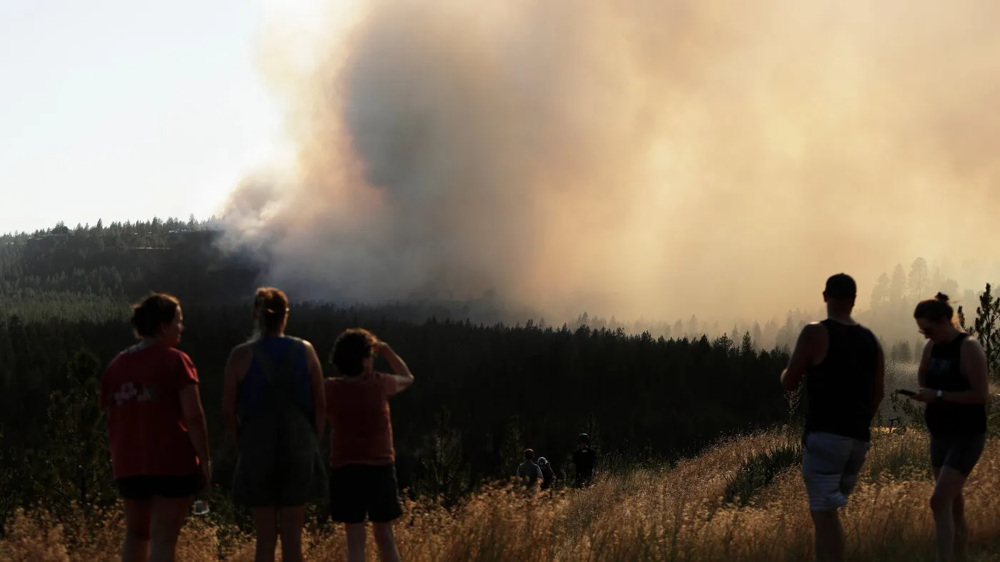 Mii de oameni, evacuați de urgență din cauza incendiilor de vegetație din Spokane, Washington